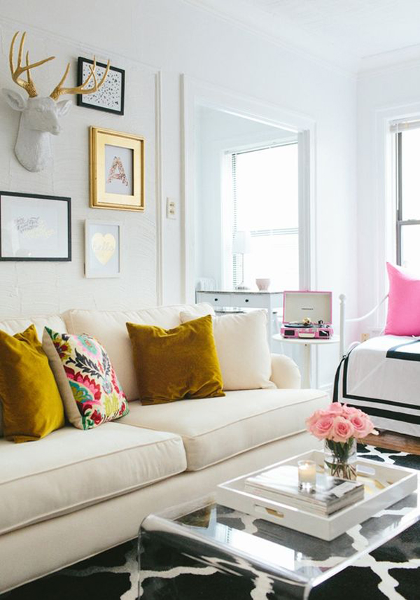 summer-living-room-with-gold-accent