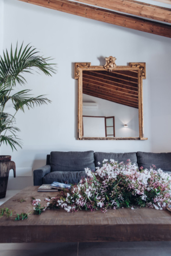 beautiful-living-room-with-floral-arrangement