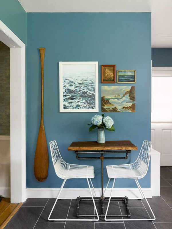 coastal-style-dining-space-with-blue-accent-wall