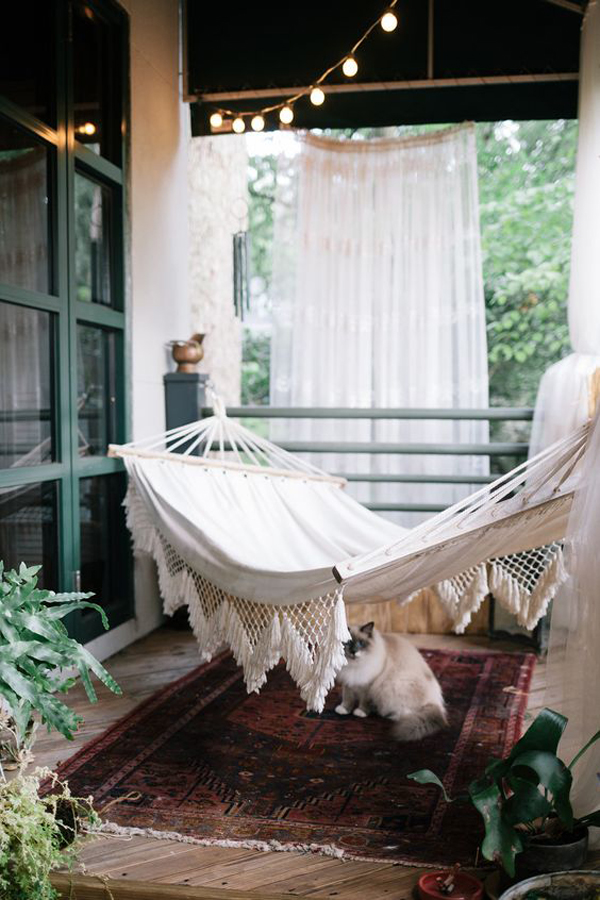 cozy-balcony-hammocks