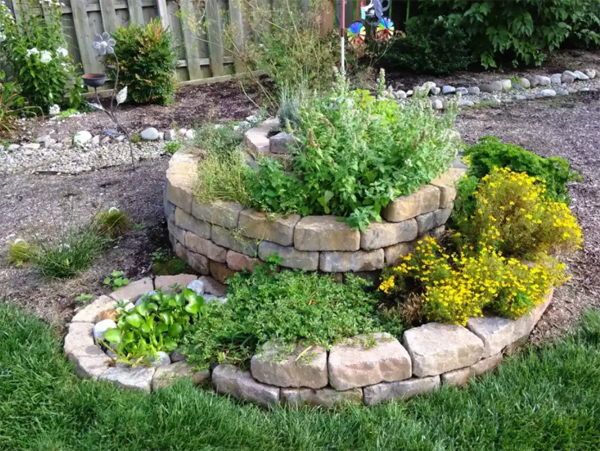 diy-spiral-raised-bed-gardens