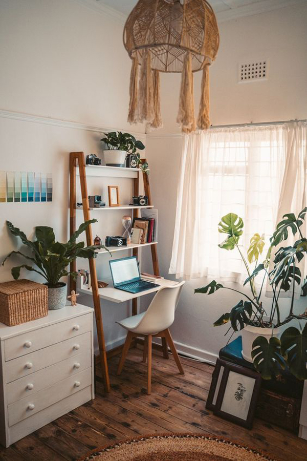 functional-small-home-office-in-bedroom