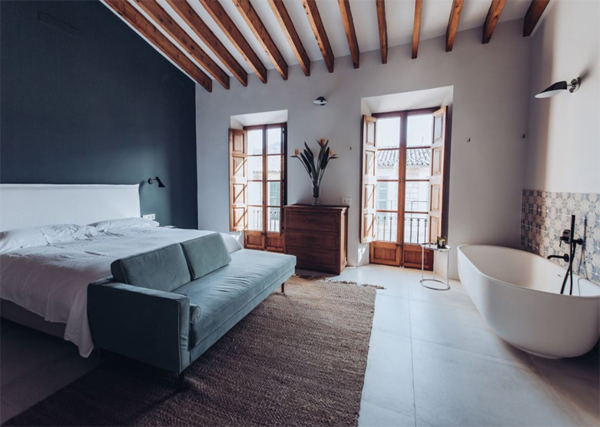 master-bedroom-with-indoor-bathtub