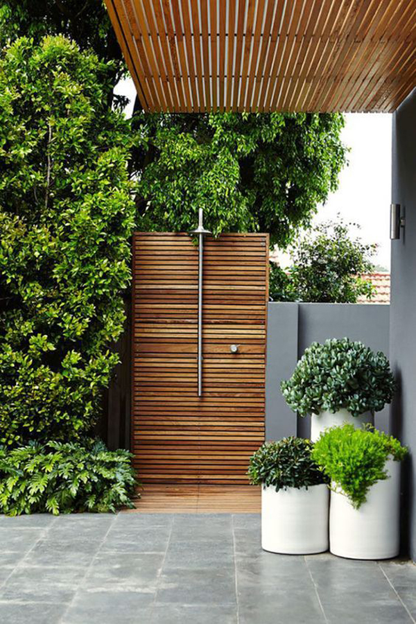 modern-outdoor-showers-with-pallet-wall