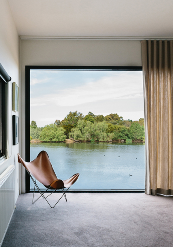 peninsula-house-interior-with-outdoor-lake-views