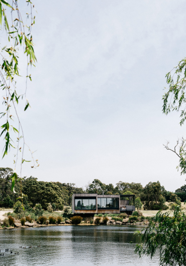 peninsula-house-with-beautiful-lake-landscape