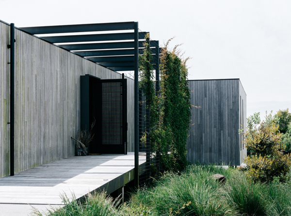 peninsula-house-with-wood-elements