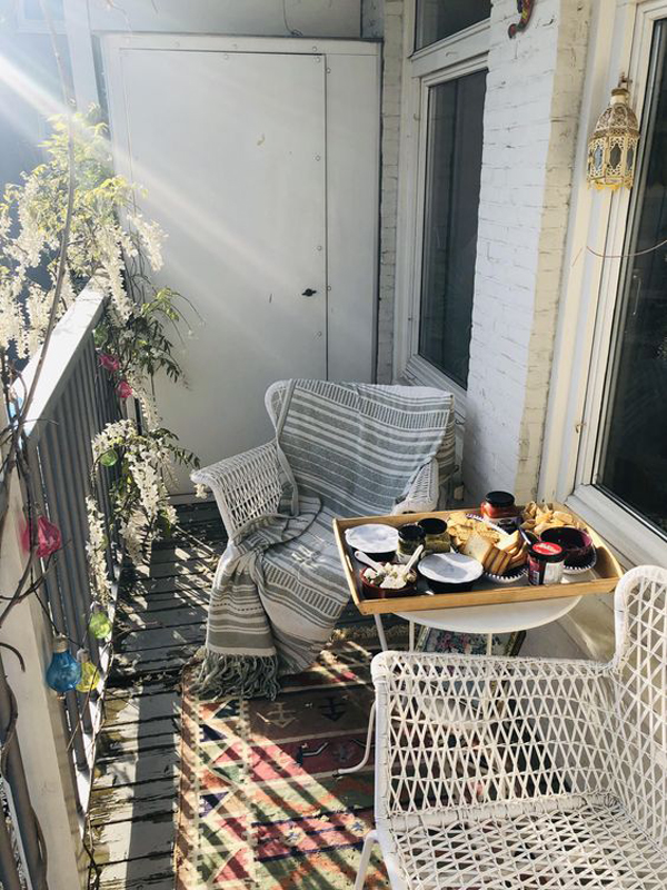 relaxing-balcony-table-and-chairs