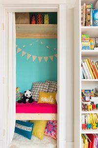 25 Fun Kids Closet Ideas With Reading Nook | HomeMydesign