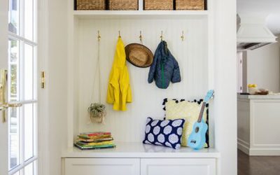 farmhouse-diy-mudroom-ideas-with-built-in-benches