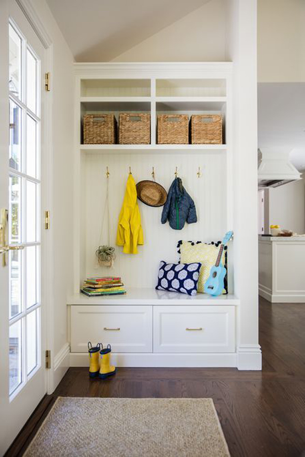 farmhouse-diy-mudroom-ideas-with-built-in-benches