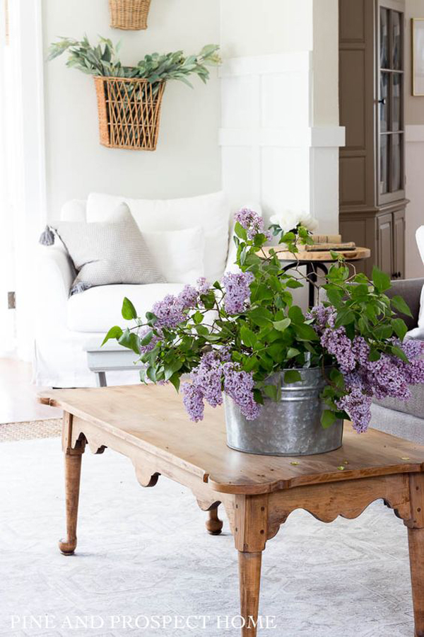 farmhouse-living-room-with-lilac-flower-vases