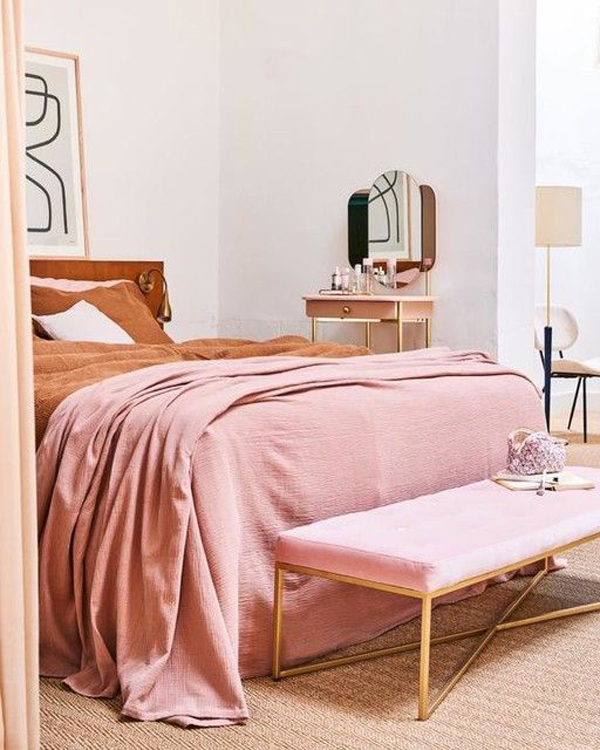 pink-millennial-bedroom-with-gold-accents