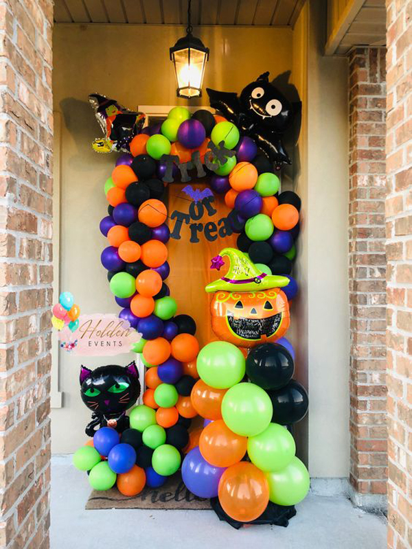 front-door-halloween-balloon-decor
