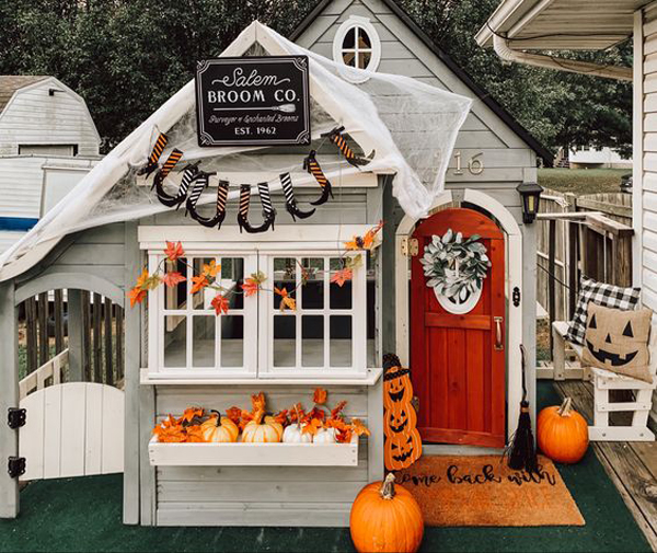 halloween-playhouse-decor-with-farmhouse-style