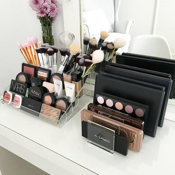 pallete-holder-acrylic-makeup-storages