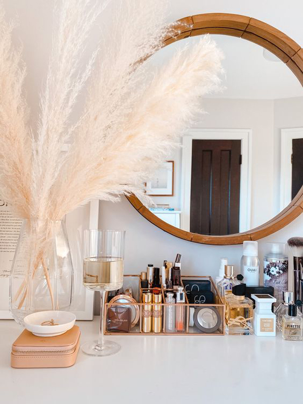 pretty-makeup-and-vanity-organization