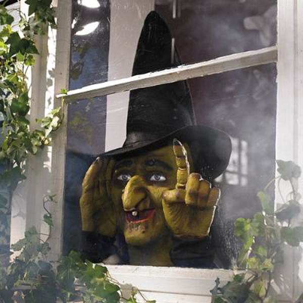 scary-peeper-witch-ideas-for-halloween-window