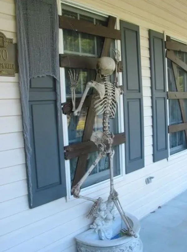 scary-skeleton-window-decor-for-halloween