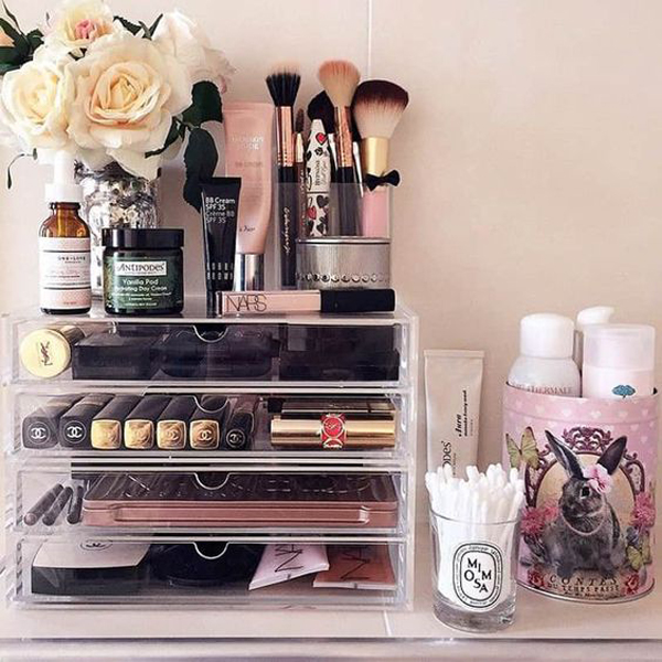simple-and-stylish-makeup-organizer