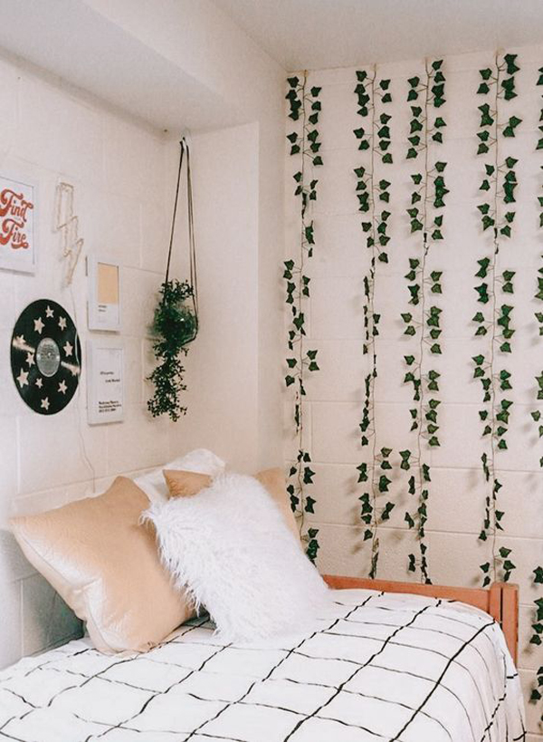 cozy-dorm-room-with-vines-decor