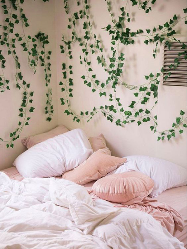 fake-ivy-garland-in-bedroom