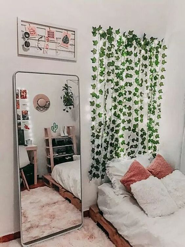 teen-bedroom-with-vines-and-large-mirror