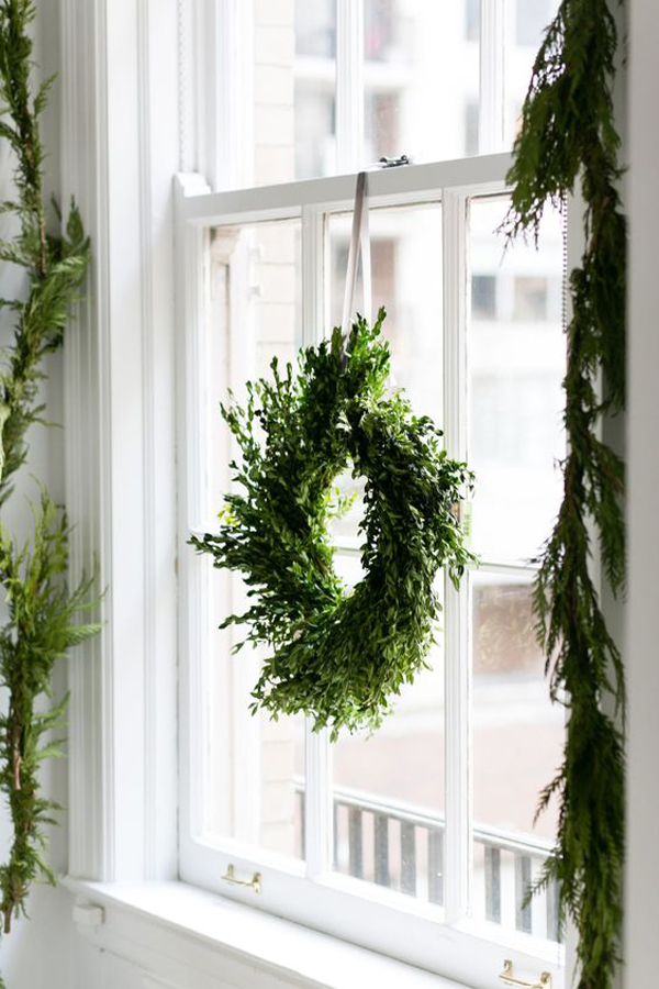 awesome-christmas-window-decor-with-natural-accent