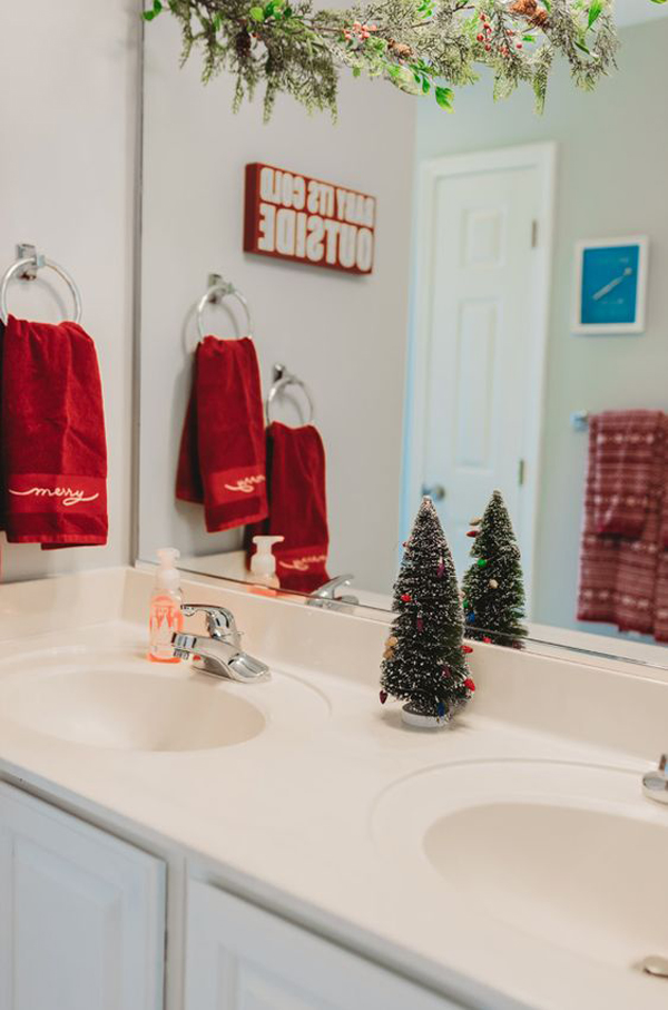 beautiful-christmas-bathroom-decor-ideas