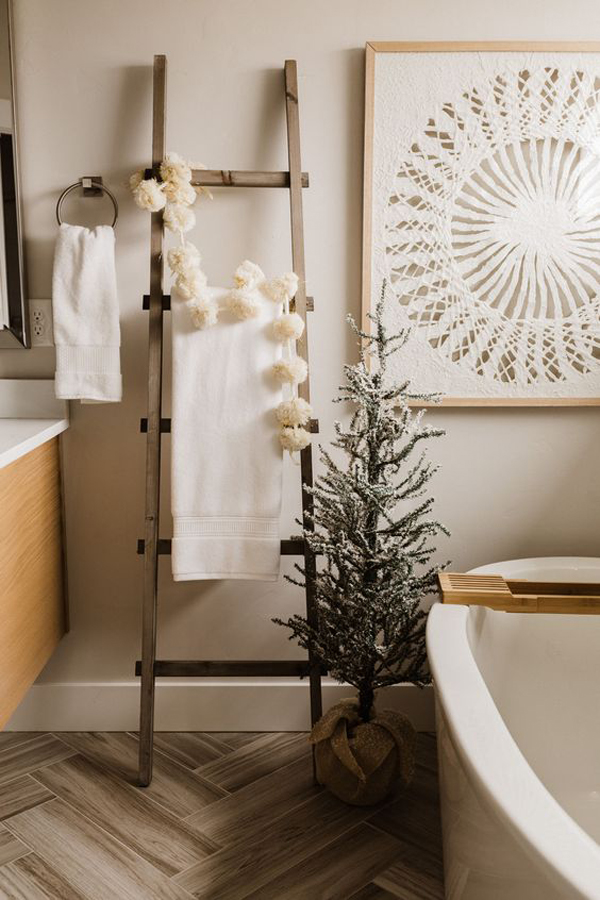 beautiful-christmas-bathtub-design-with-ladder-rack