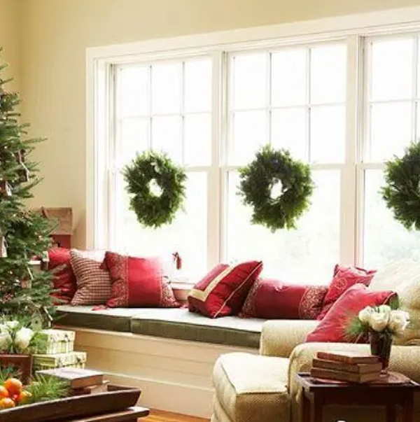 christmas-window-wreath-with-benches