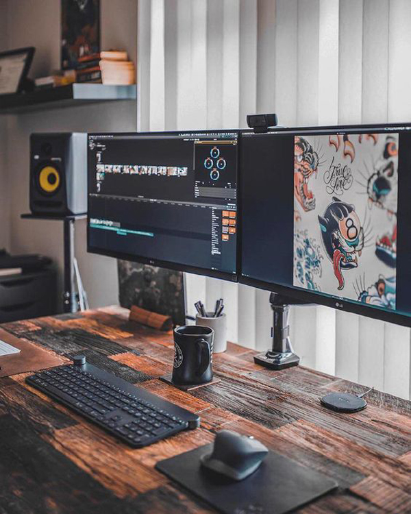 cool-wood-gaming-desk-with-window-view