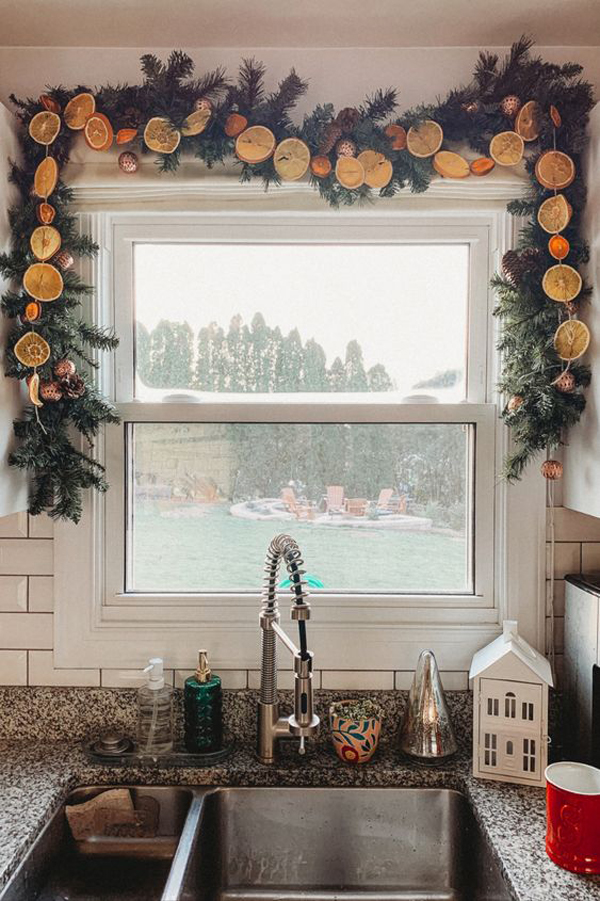 easy-diy-dried-orange-garland-for-kitchen-christmas-window