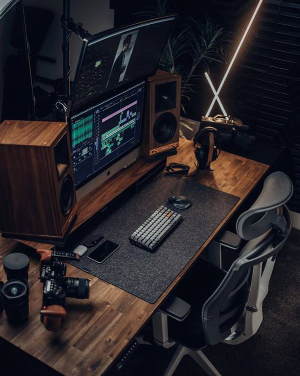 futuristic-wood-gaming-desk-setup