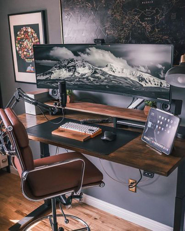 gaming-and-workspace-desk-setup-with-wood-accents