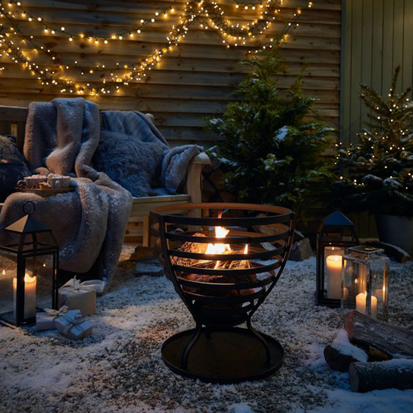 outdoor-holiday-fire-pits-with-lounge-areas