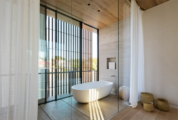 wood-and-glass-bathtub-design-integrated-with-outdoor