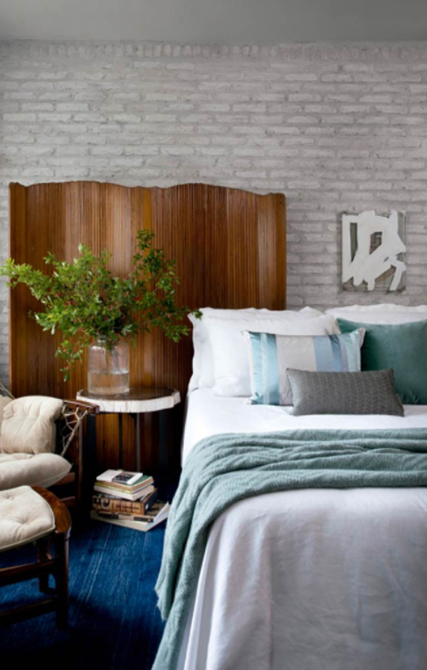 wooden-screen-wall-for-bedroom