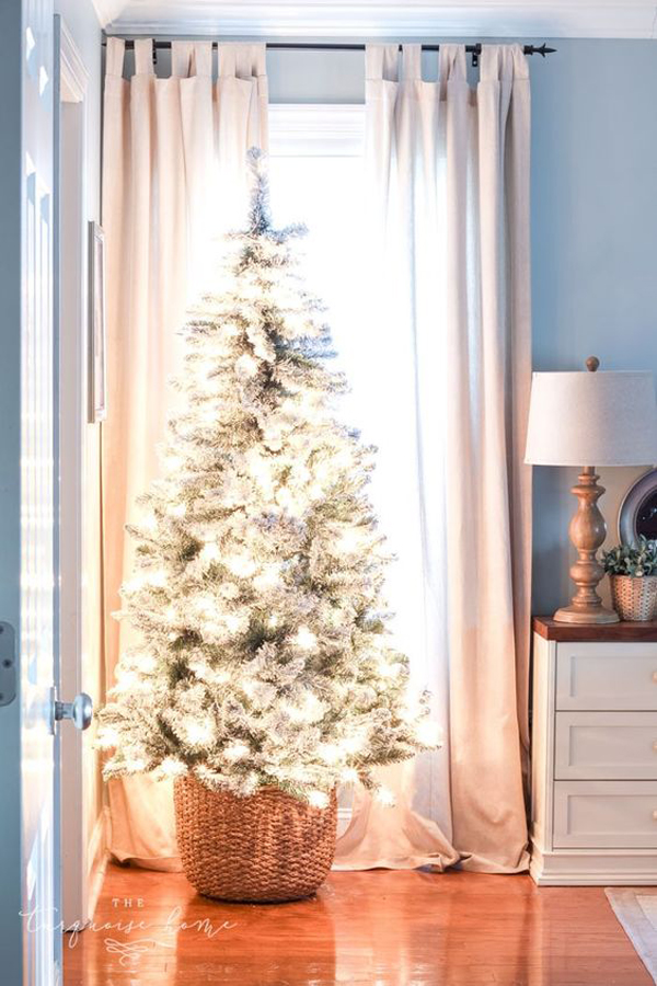 christmas-tree-lighting-ideas-with-basket-base