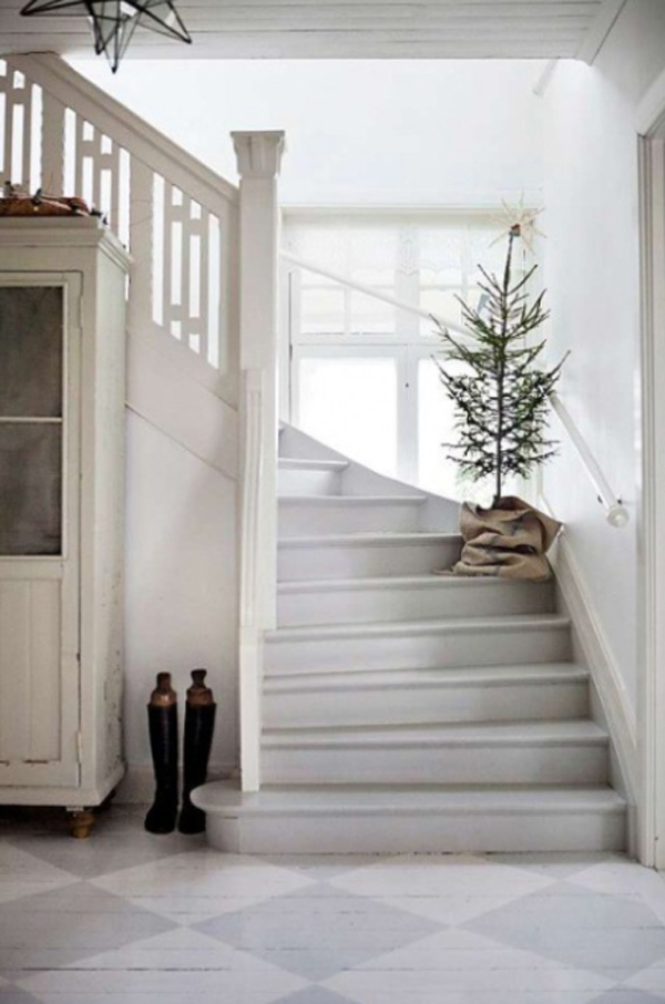 simple-christmas-tree-in-the-stairs