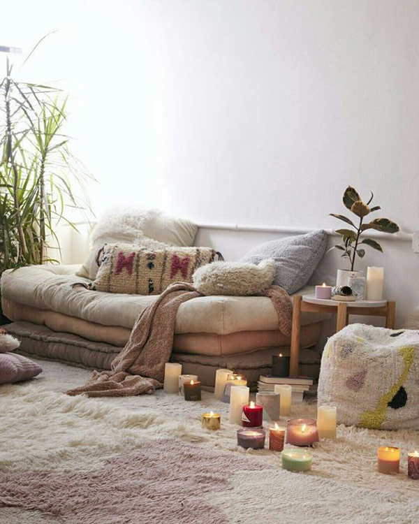 romantic-daybed-decor-with-candle-lights