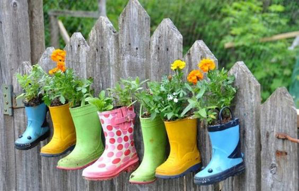 colorful-doycolorful-diy-old-boots-fence-garden-old-boots-fence-garden