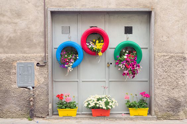 colorful-hang-tire-planter-decor