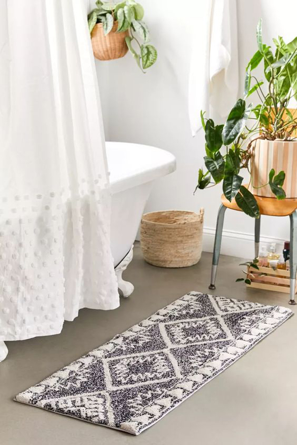 geo-patterned-bath-mat-with-boho-look