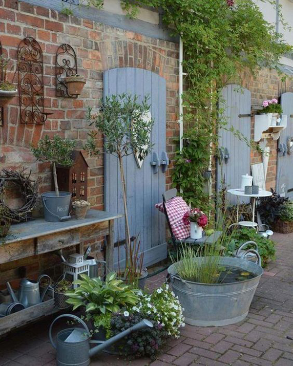 shabby-chic-courtyard-garden-decor