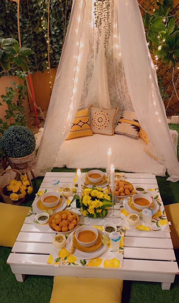 cozy-ramadan-dining-area-with-canopy-decor