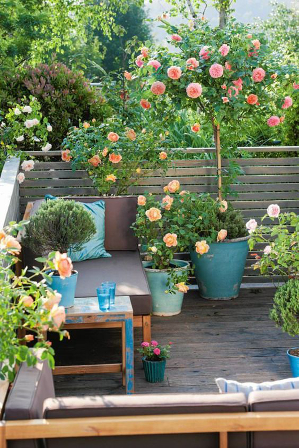 romantic-balcony-urban-garden-with-floral-decor