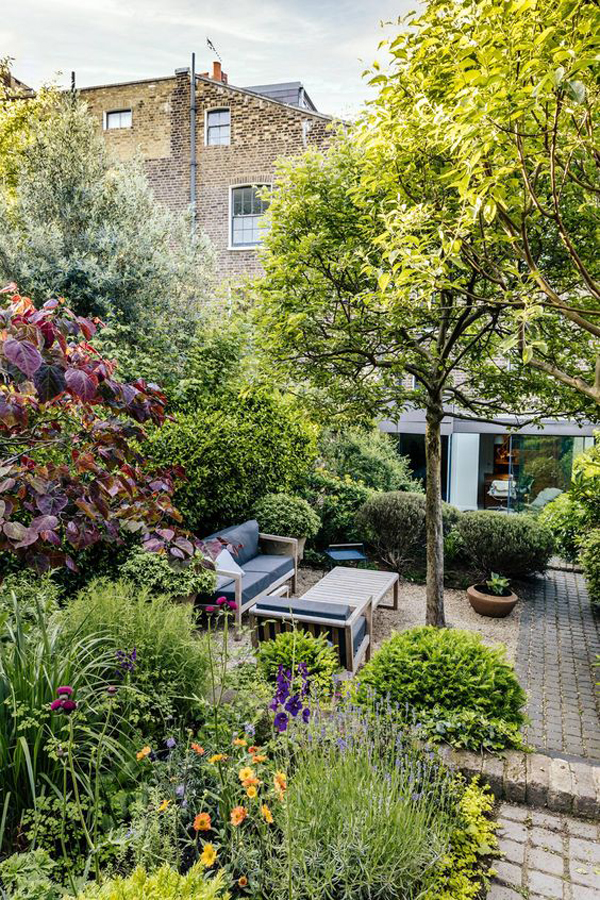 small-urban-backyard-garden-with-outdoor-living-space