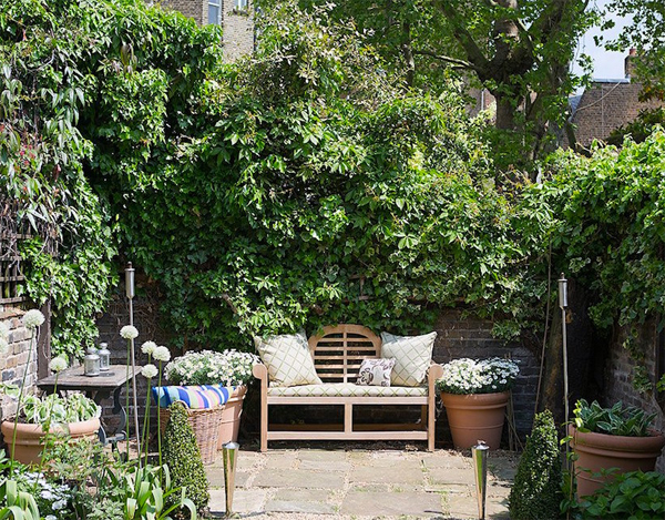 tiny-urban-garden-with-bench-and-beach-vibe