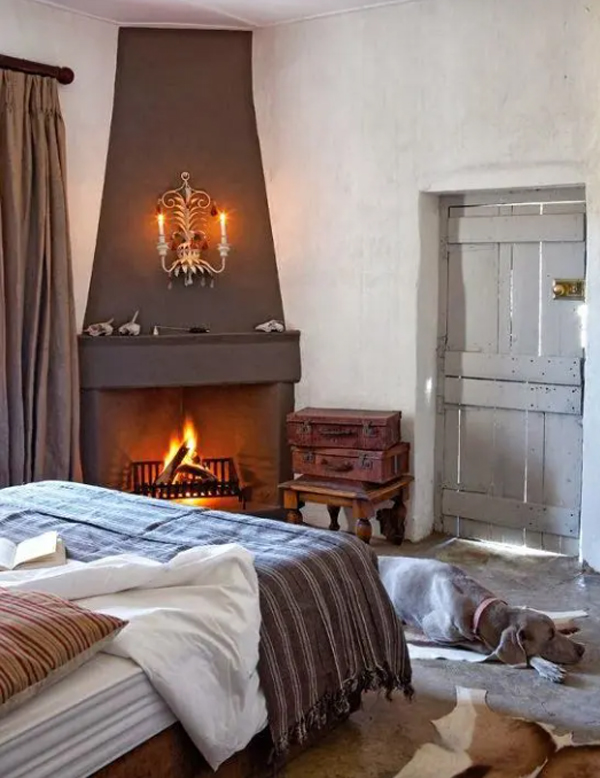vintage-bedroom-style-with-corner-fireplaces